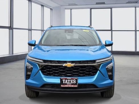 Used 2025 Chevrolet Trax LT FWD image 2