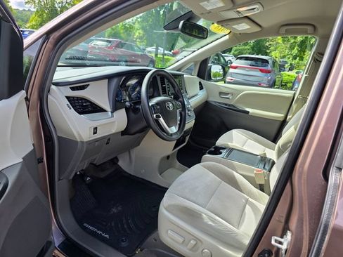 Used 2018 Toyota Sienna LE AWD/4WD image 14