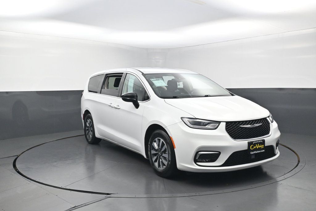 Used 2024 Chrysler Pacifica Limited FWD image 4