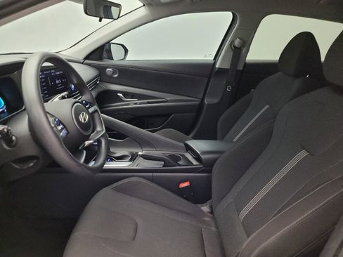 Used 2025 Hyundai Elantra SE FWD image 17