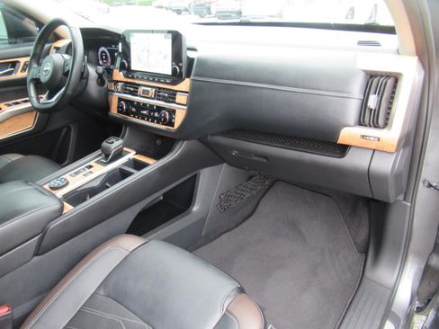 Used 2024 Nissan Pathfinder Platinum w/ Cargo Package AWD/4WD image 11