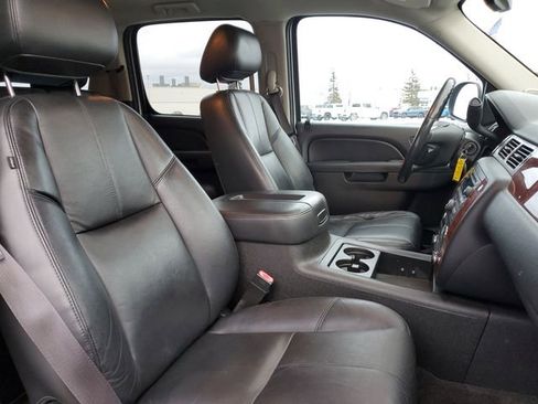 Used 2014 Chevrolet Suburban LT image 25