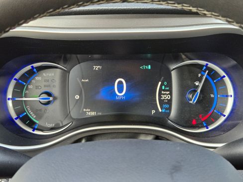 Used 2023 Chrysler Pacifica Touring-L FWD image 23