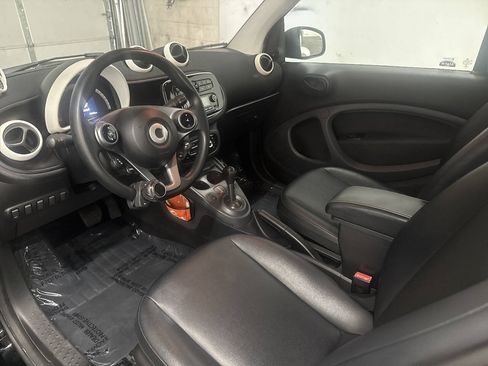 Used 2016 smart fortwo pure RWD image 4