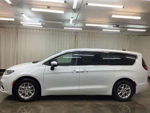 Used 2023 Chrysler Pacifica Touring-L FWD image 10