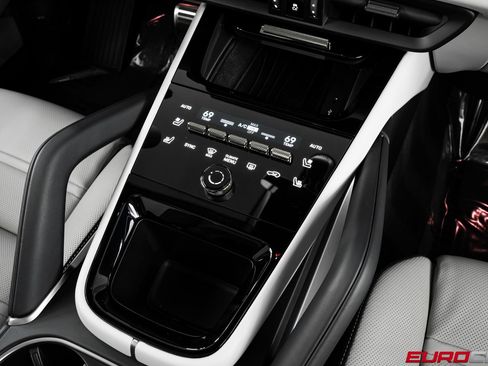 Used 2025 Porsche Cayenne Turbo image 33