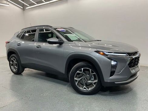 Used 2025 Chevrolet Trax LT FWD image 2