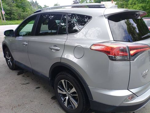 Used 2018 Toyota RAV4 XLE AWD/4WD image 3