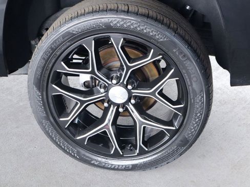 Used 2018 Chevrolet Tahoe LT RWD image 45