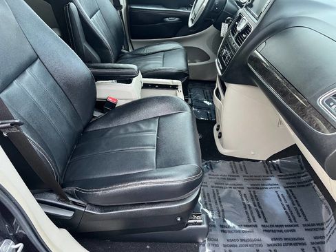 Used 2014 Chrysler Town & Country Touring image 29