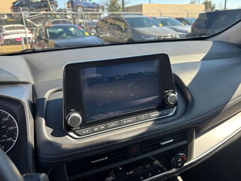 Used 2025 Nissan Rogue SV image 25