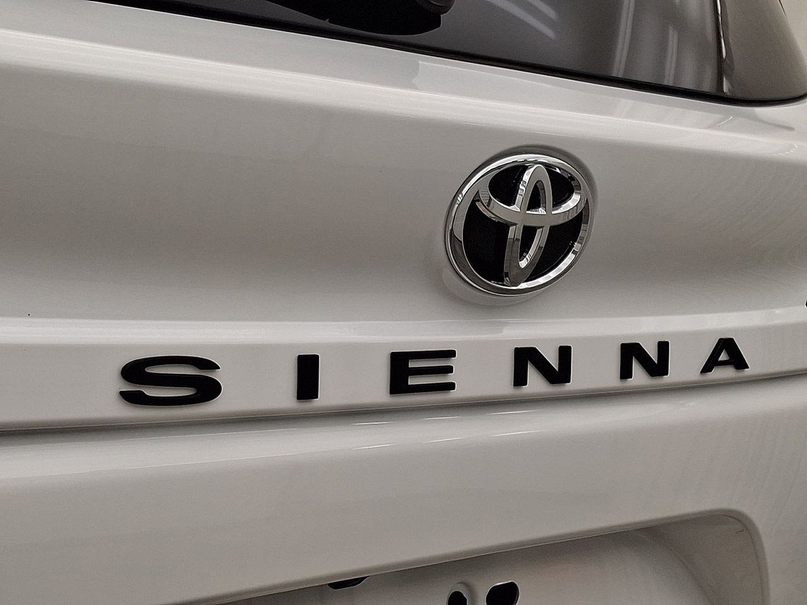 Used 2026 Toyota Sienna LE FWD image 26