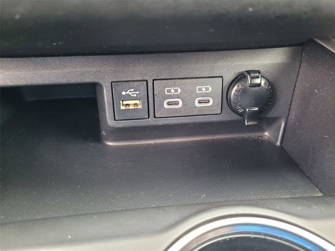 Used 2023 Toyota Highlander XLE image 19