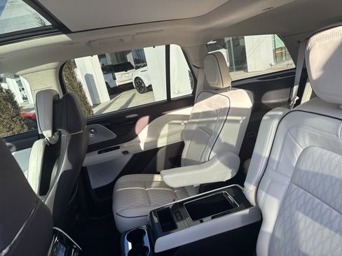 Used 2023 Lincoln Aviator Black Label w/ Class IV Trailer Tow Package image 24