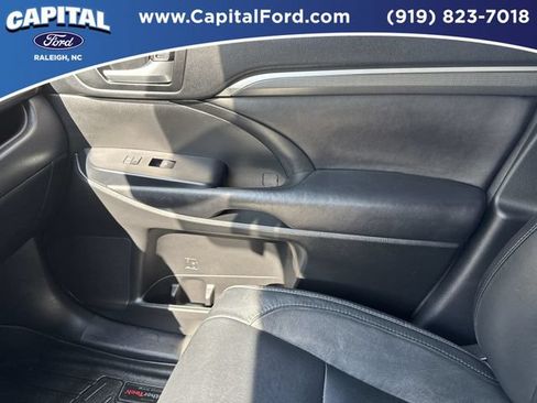 Used 2017 Toyota Highlander SE FWD image 29
