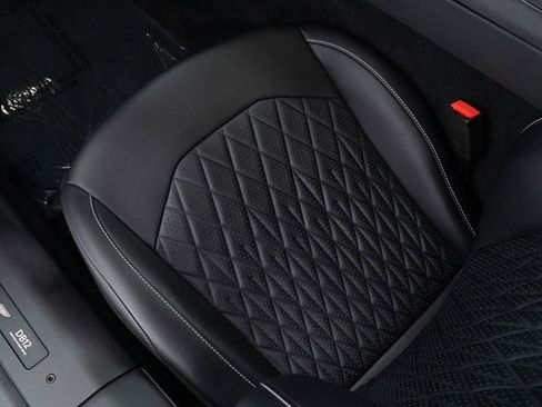 Used 2025 Aston Martin DB12 Coupe image 19