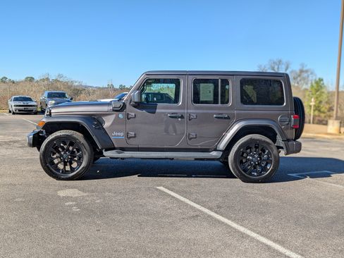 Used 2025 Jeep Wrangler Sahara image 6