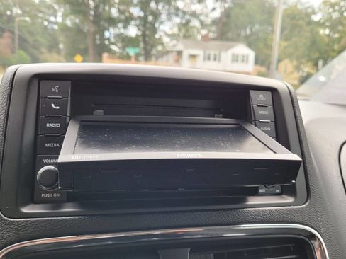 Used 2019 Dodge Grand Caravan SE w/ UConnect Hands-Free Group image 11