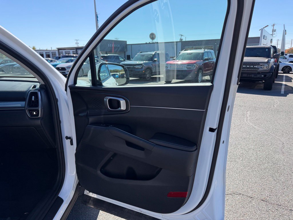 Used 2023 Kia Sorento LX FWD image 28