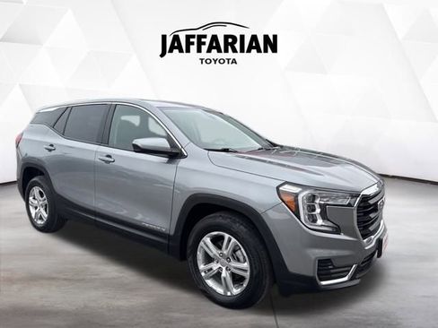 Used 2024 GMC Terrain SLE image 2