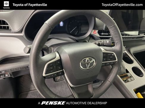 Certified 2025 Toyota Sienna XLE FWD image 31