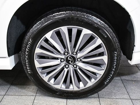 Used 2025 INFINITI QX80 Sensory image 8