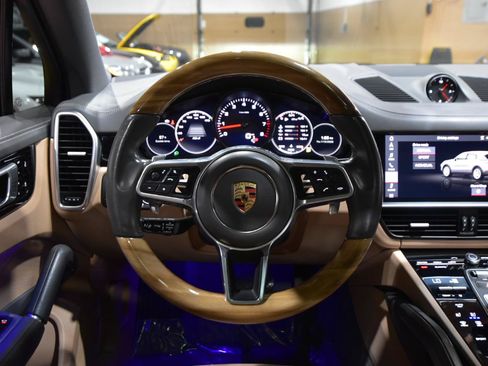 Used 2021 Porsche Cayenne AWD/4WD image 12