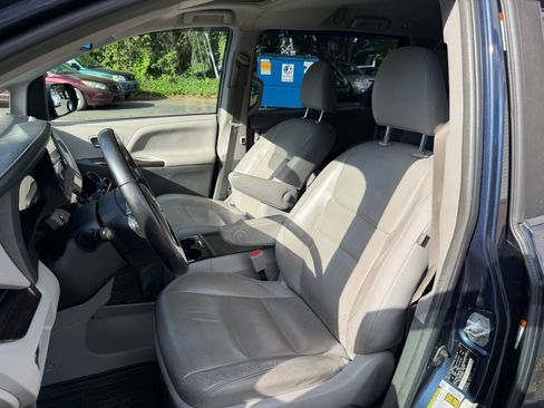 Used 2018 Toyota Sienna XLE w/ XLE Navigation Package FWD image 10
