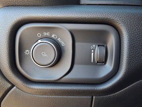 Used 2024 RAM 2500 Tradesman w/ Chrome Appearance Group image 25