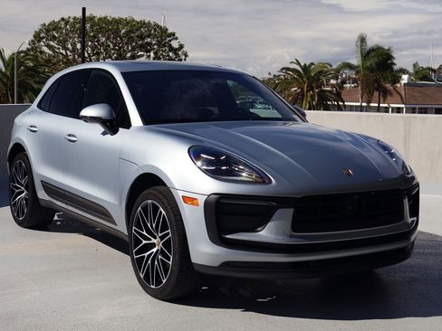 Certified 2025 Porsche Macan image 7
