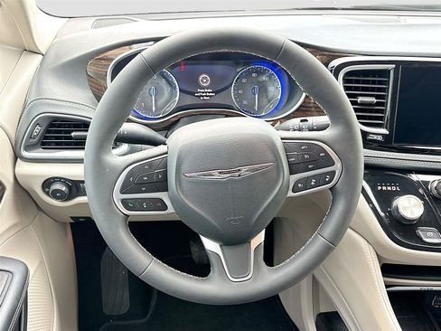 Certified 2024 Chrysler Pacifica Limited FWD image 19