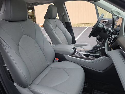 Certified 2025 Toyota Highlander Limited AWD/4WD image 14