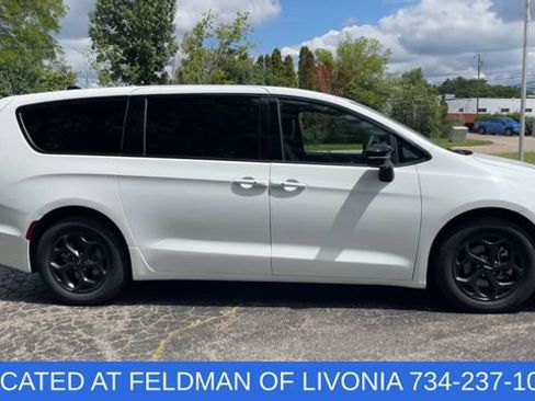 Used 2024 Chrysler Pacifica Limited FWD image 9