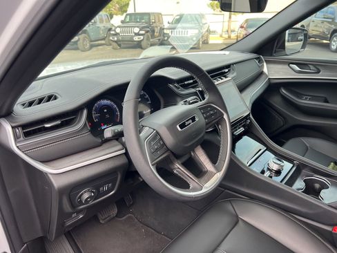 Used 2025 Jeep Grand Cherokee Limited AWD/4WD image 31