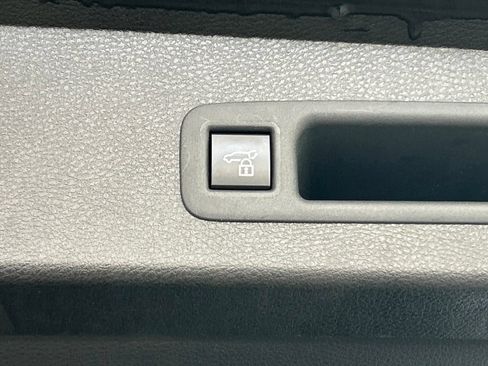 Used 2025 Toyota Sienna XLE FWD image 39