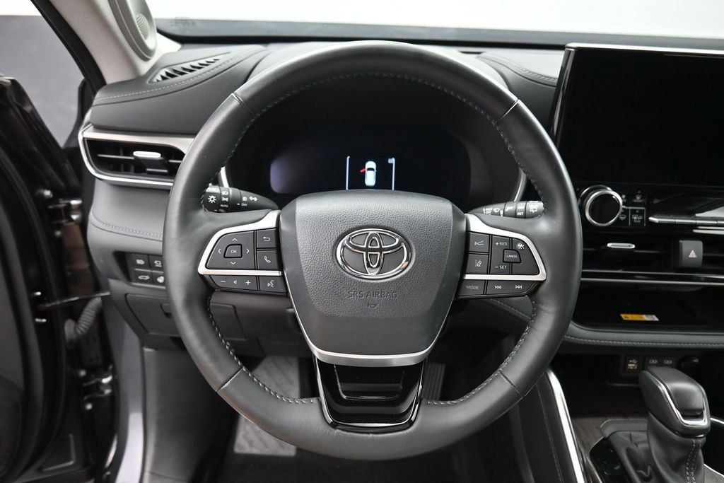 Certified 2024 Toyota Highlander Limited AWD/4WD image 17