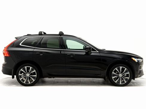 Used 2022 Volvo XC60 B5 Momentum w/ Advanced Package image 2