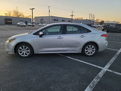 Used 2022 Toyota Corolla LE image 2