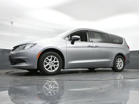 Used 2017 Chrysler Pacifica Touring FWD image 45