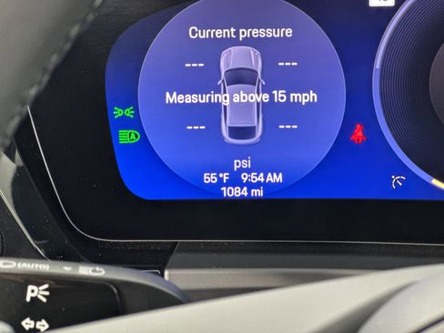 Certified 2025 Porsche Macan 4S Electric AWD/4WD image 32