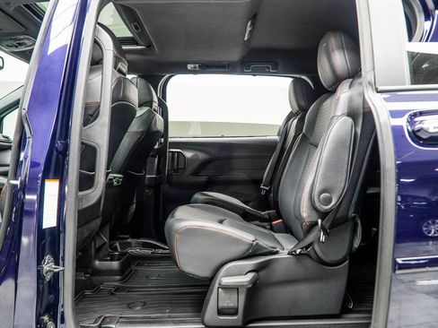 Used 2022 Toyota Sienna XSE image 36