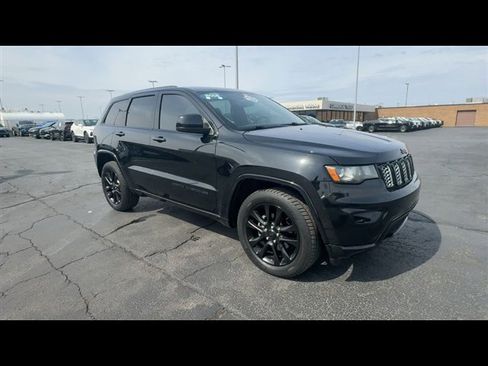 Used 2018 Jeep Grand Cherokee Altitude image 2