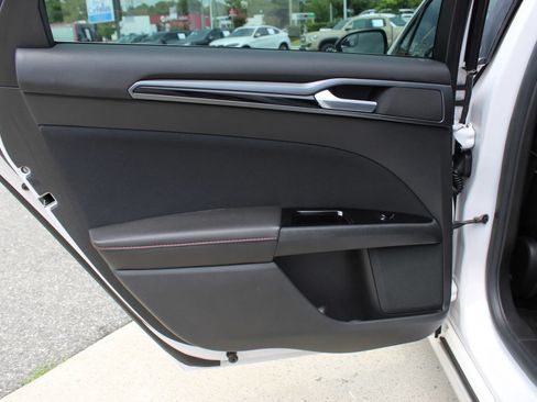 Used 2015 Ford Fusion SE w/ Equipment Group 201A FWD image 18