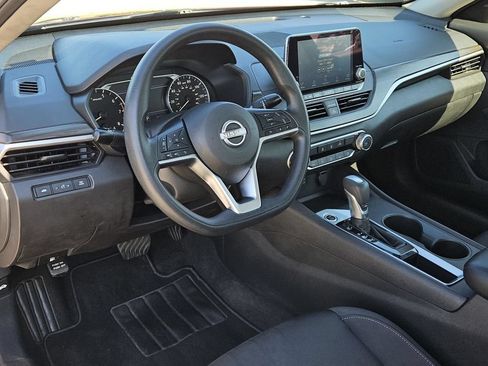 Used 2025 Nissan Altima 2.5 SV FWD image 13