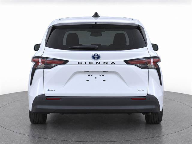 Used 2025 Toyota Sienna XLE FWD image 4
