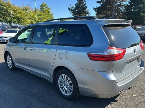 Used 2017 Toyota Sienna XLE image 5