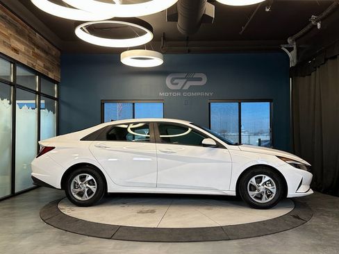 Used 2023 Hyundai Elantra SE image 2