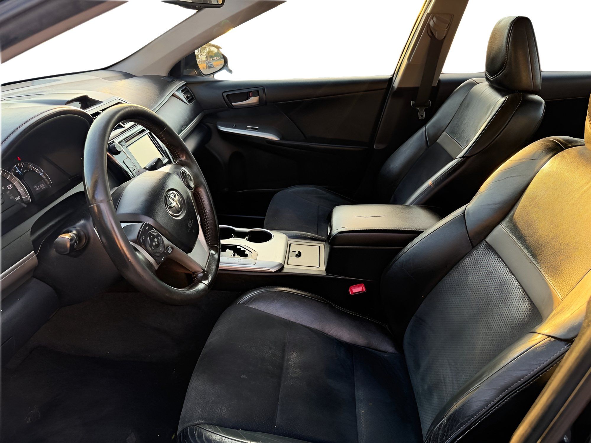 Used 2012 Toyota Camry SE w/ Leather Pkg FWD image 10