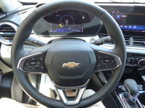 Used 2025 Chevrolet Trax LT w/ LT Convenience Package FWD image 38