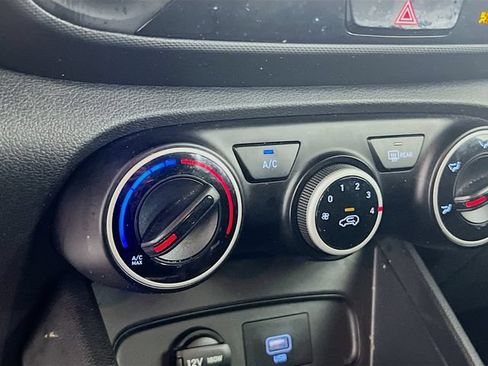 Used 2021 Hyundai Venue SE FWD image 14